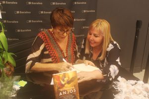 MÁRCIA FERNANDES NO LANÇAMENTO DO LIVRO "ANJOS" - FOTO BY VALÉRIA MARAVIGLIA (REVISTA ELETRICIDADE)